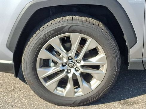 Used 2022 Toyota RAV4 XLE Premium FWD image 30