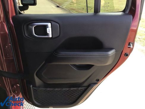 Used 2022 Jeep Wrangler Unlimited Sahara image 13