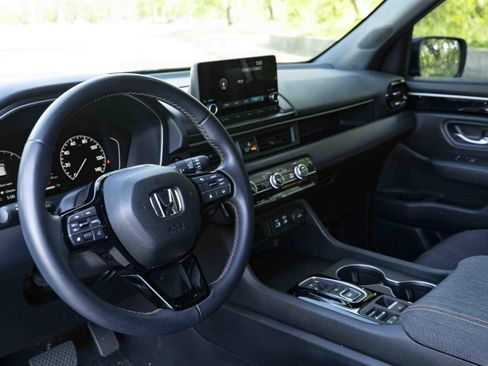 Used 2025 Honda Pilot Sport image 16