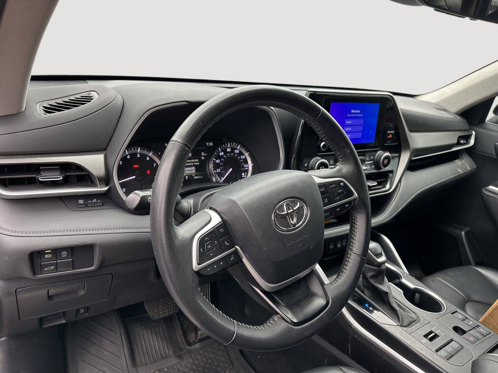 Used 2024 Toyota Highlander XLE AWD/4WD image 10