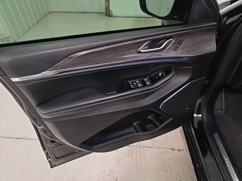 Used 2024 Jeep Grand Cherokee Overland w/ Luxury Tech Group IV image 10