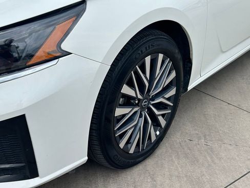 Used 2025 Nissan Altima 2.5 SV FWD image 9