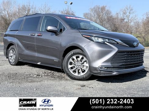 Used 2021 Toyota Sienna XLE image 1