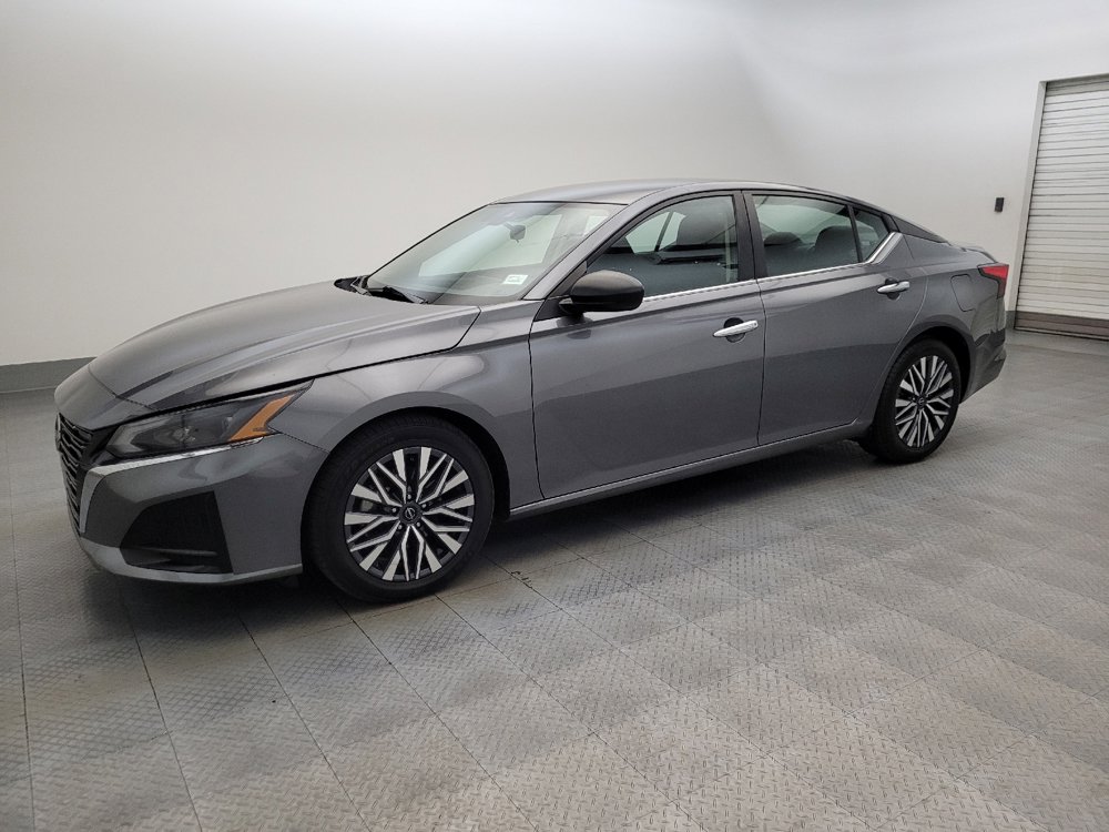 Used 2024 Nissan Altima 2.5 SV FWD image 2