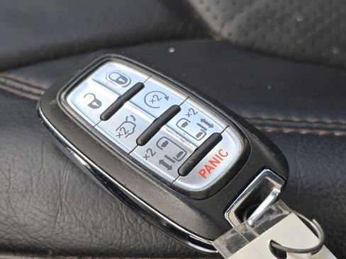 Used 2020 Chrysler Pacifica Touring-L image 32