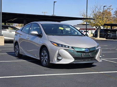 Used 2019 Toyota Prius Prime Advanced image 3