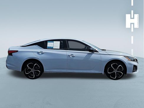 Used 2023 Nissan Altima 2.5 SR w/ SR Premium Package AWD/4WD image 3