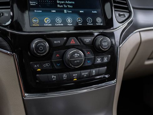 Used 2022 Jeep Grand Cherokee Limited w/ Tech Group RWD image 35