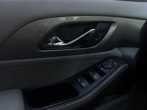 Used 2020 Chevrolet Traverse LT FWD image 22