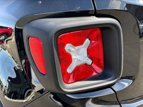 Used 2018 Jeep Renegade Latitude w/ Cold Weather Group AWD/4WD image 26