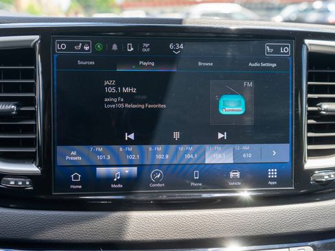 Used 2024 Chrysler Pacifica Touring-L FWD image 17