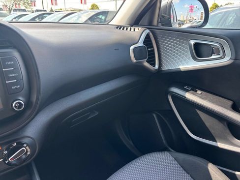 Used 2025 Kia Soul LX w/ LX Technology Package FWD image 28