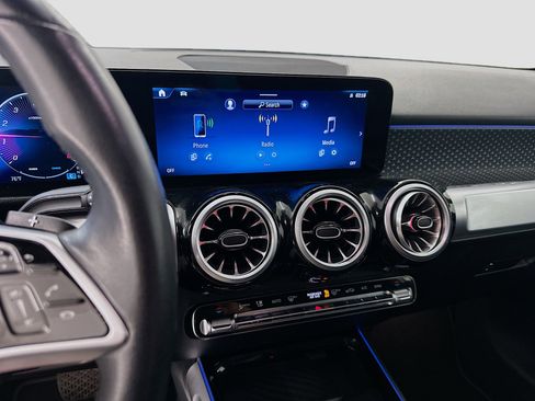 Used 2025 Mercedes-Benz GLB 250 4MATIC image 25