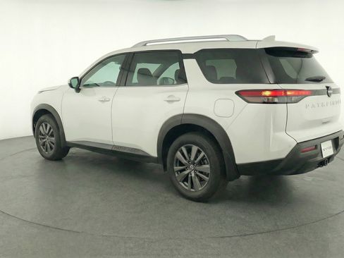 Used 2025 Nissan Pathfinder SV image 6