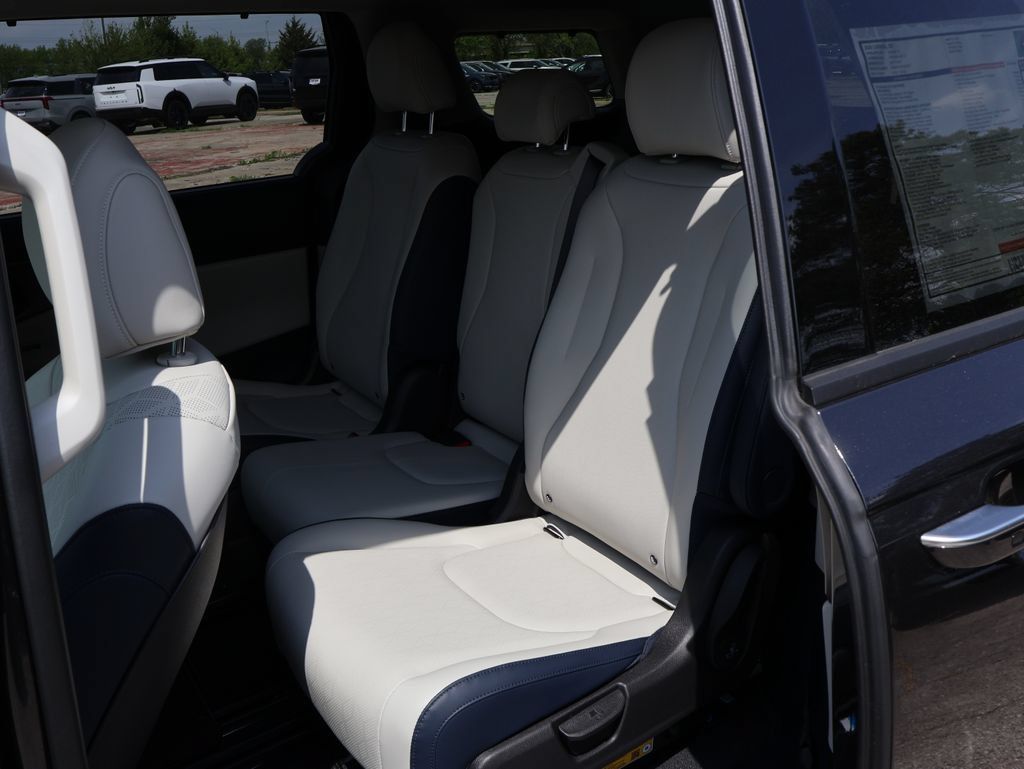 New 2026 Kia Carnival SX w/ SX Dark Edition Package FWD image 11