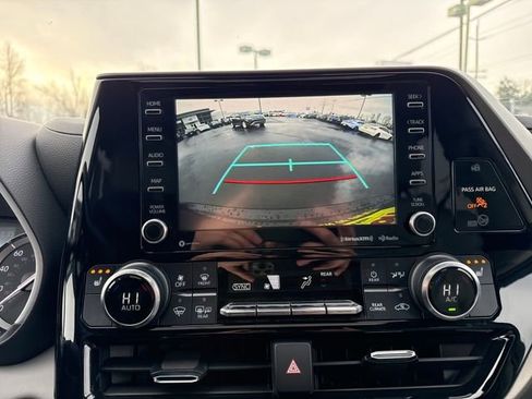 Used 2022 Toyota Highlander XLE image 29