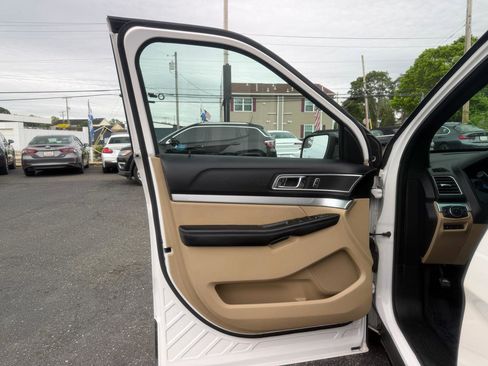 Used 2016 Ford Explorer XLT w/ Equipment Group 202A AWD/4WD image 9