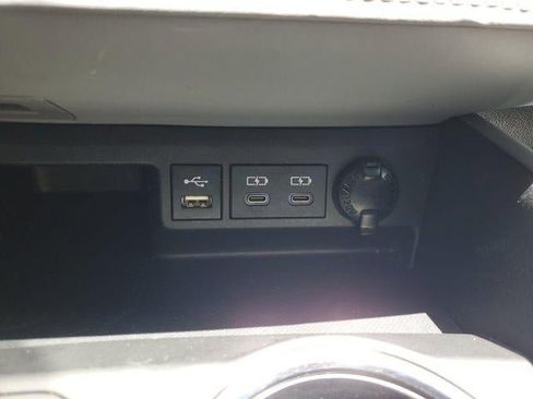 Used 2022 Toyota Highlander XLE FWD image 27