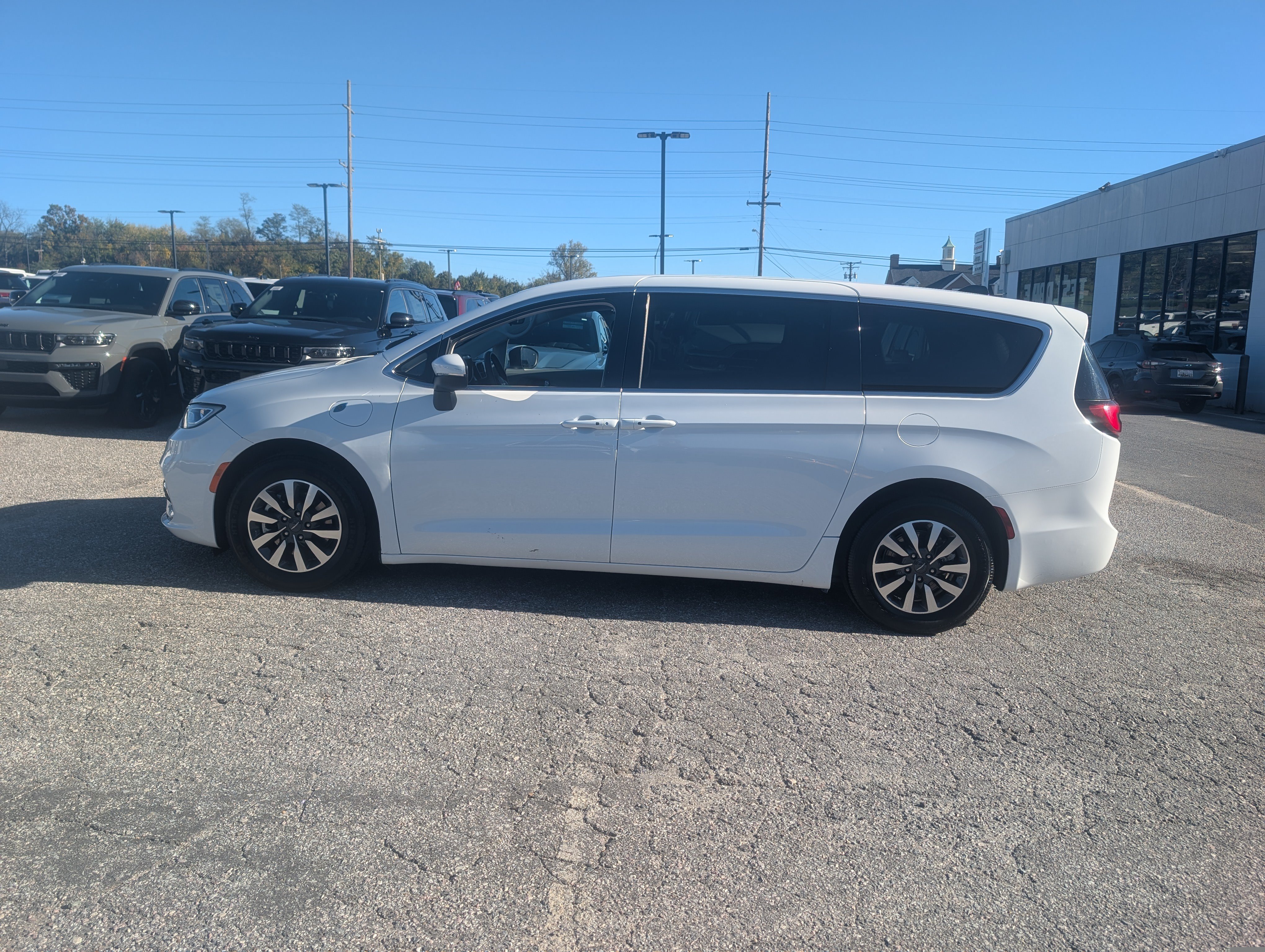 Used 2023 Chrysler Pacifica Touring-L FWD image 2