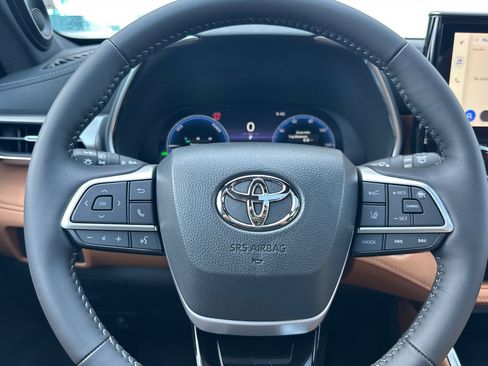 Certified 2026 Toyota Highlander Platinum AWD/4WD image 24