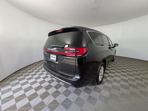 Used 2023 Chrysler Pacifica Touring-L FWD image 3