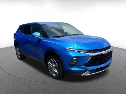 Used 2025 Chevrolet Blazer LT FWD image 3
