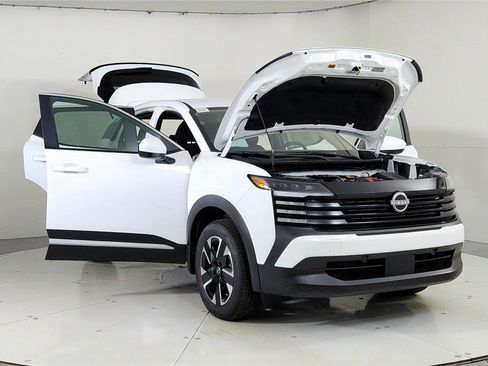 Used 2025 Nissan Kicks SV image 9