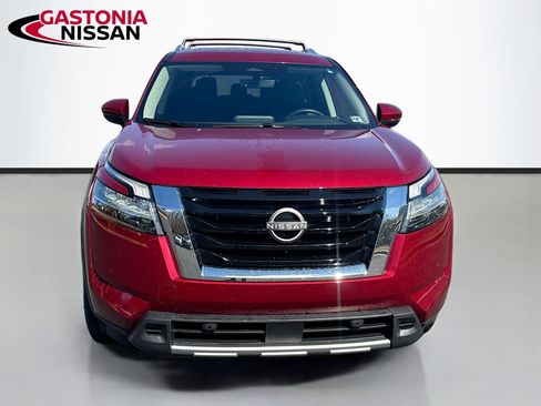 Used 2023 Nissan Pathfinder SL image 2