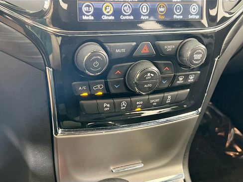 Used 2022 Jeep Grand Cherokee Laredo X image 16