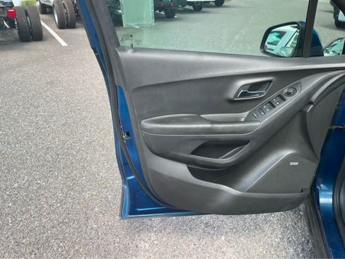 Used 2019 Chevrolet Trax LT w/ Sun & Sound Package FWD image 6