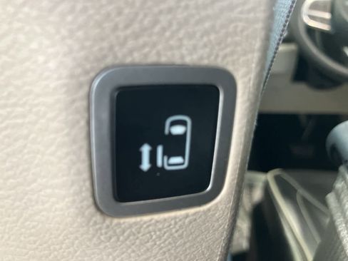 Used 2023 Chrysler Pacifica Limited image 31