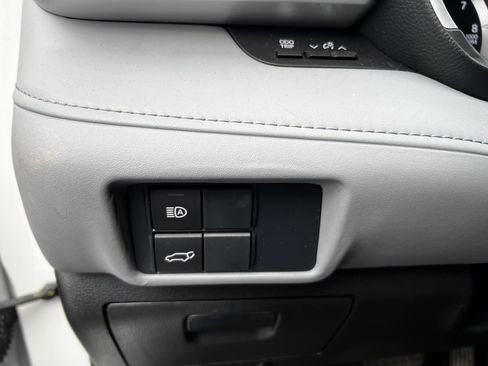 Used 2021 Toyota Highlander XLE AWD/4WD image 15