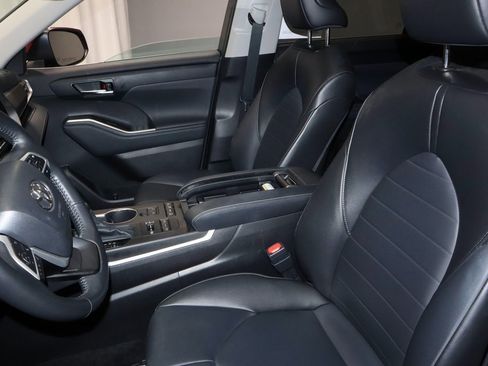 Used 2022 Toyota Highlander XLE image 25
