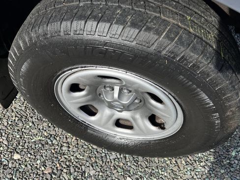 Used 2006 Nissan Frontier XE w/ (G01) XE Preferred Pkg image 13