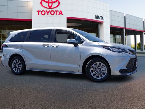 Certified 2023 Toyota Sienna LE FWD image 4