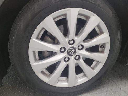 Used 2018 Toyota Camry LE image 31