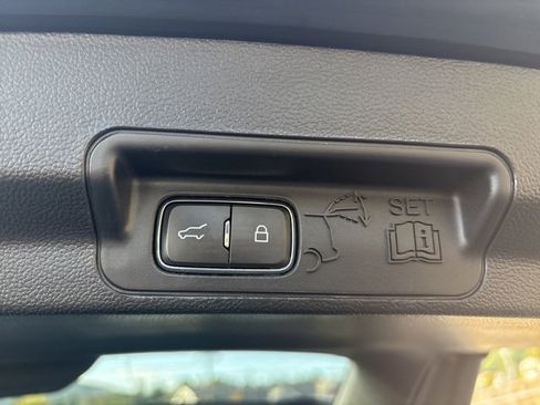 Used 2020 Ford Explorer Limited image 12