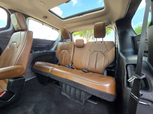 Used 2017 Chrysler Pacifica Limited FWD image 60