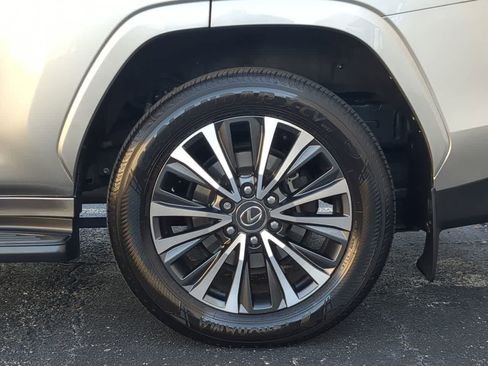 Used 2025 Lexus LX 600 4WD w/ Premium Package image 14