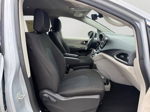 Used 2023 Chrysler Voyager LX FWD image 12