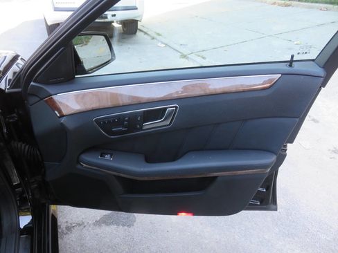 Used 2013 Mercedes-Benz E 350 4MATIC Sedan image 27