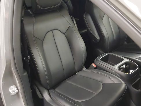 Used 2025 Chrysler Pacifica Select image 28