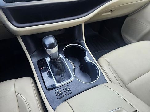 Used 2016 Toyota Highlander XLE image 21