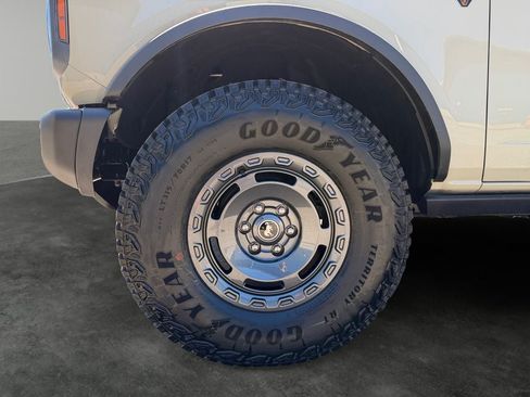 Used 2025 Ford Bronco Badlands AWD/4WD image 4