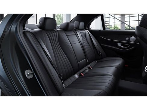 Used 2023 Mercedes-Benz E 350 4MATIC Sedan image 5