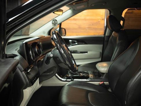 Used 2022 Kia Carnival EX FWD image 9