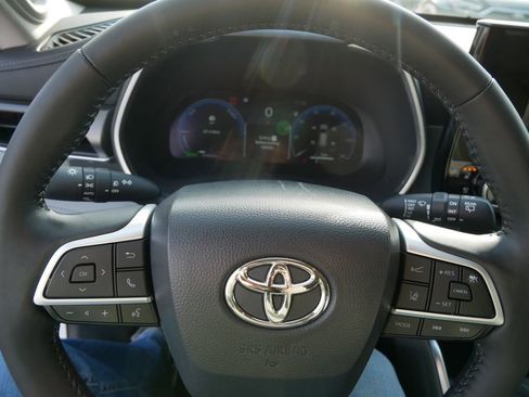 Used 2023 Toyota Highlander Limited image 25