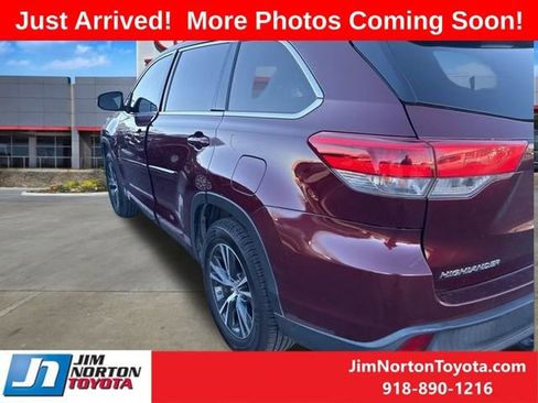Used 2017 Toyota Highlander LE image 6