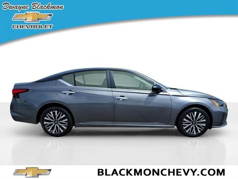 Used 2025 Nissan Altima 2.5 SV FWD image 2