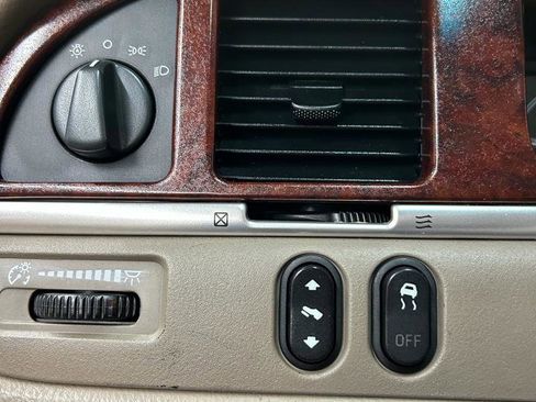 Used 2004 Lincoln Town Car Ultimate RWD image 22
